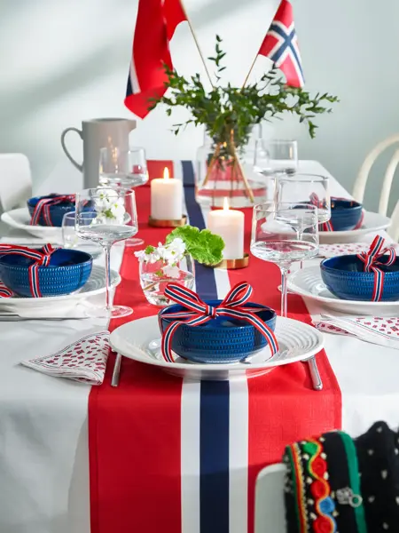 105012162 105012163 105012164 Fanny teflon hvit 106002057 Hipp hurra bordløper 30x200 105018350 festdag serviett 33x33_3.jpg