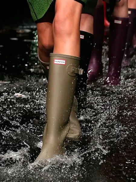 Damer i støvler på catwalk