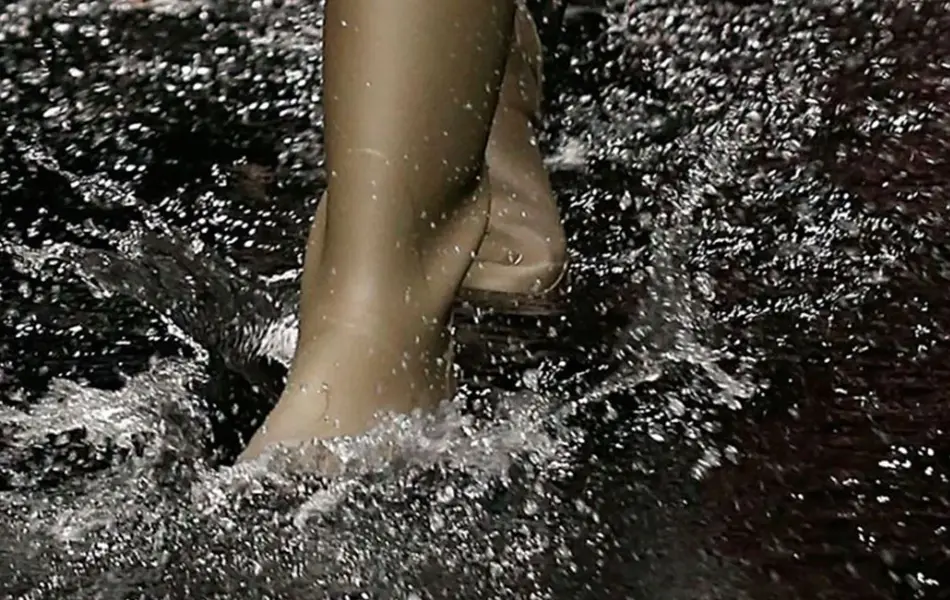 Damer i støvler på catwalk