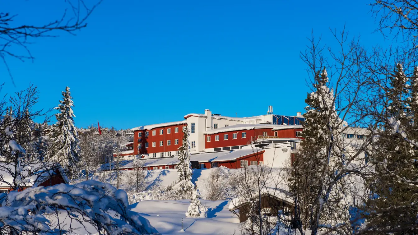 Fasade av Thon Hotel Skeikampen med vinterlandskap rundt