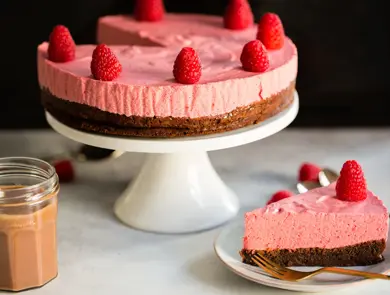 mat kake med bringebærmousse og brownies