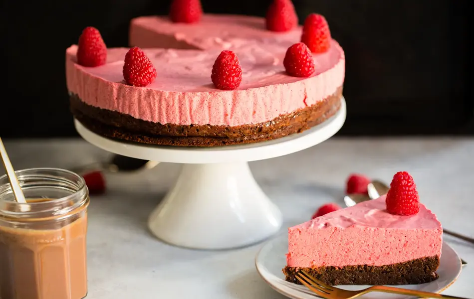 mat kake med bringebærmousse og brownies