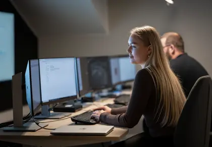 Portrett ansatte og ansatt på jobb