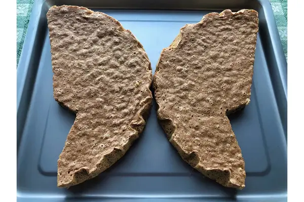 To halvmåner av en kake snudd mot hverandre og skåret til så de skal se ut som sommerfuglvinger. Illustrasjonsfoto til artikkel om kaker til babyshower.