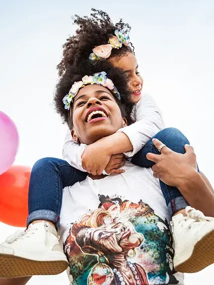 Jenter sitter på ryggen til dame