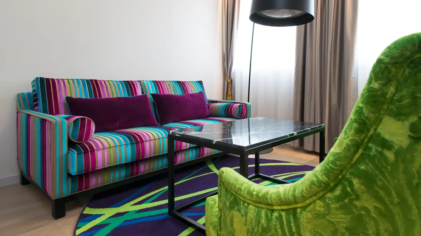 Stripete sofa, lampe og bord i buisness room på Thon Hotel Rosenkrantz Oslo, som ligger i Oslo sentrum