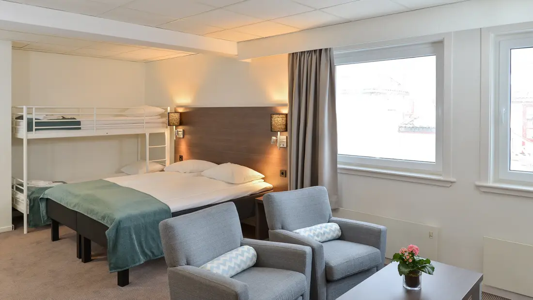 Standardrom for familie med køyeseng og dobbeltseng, stue og utsikt