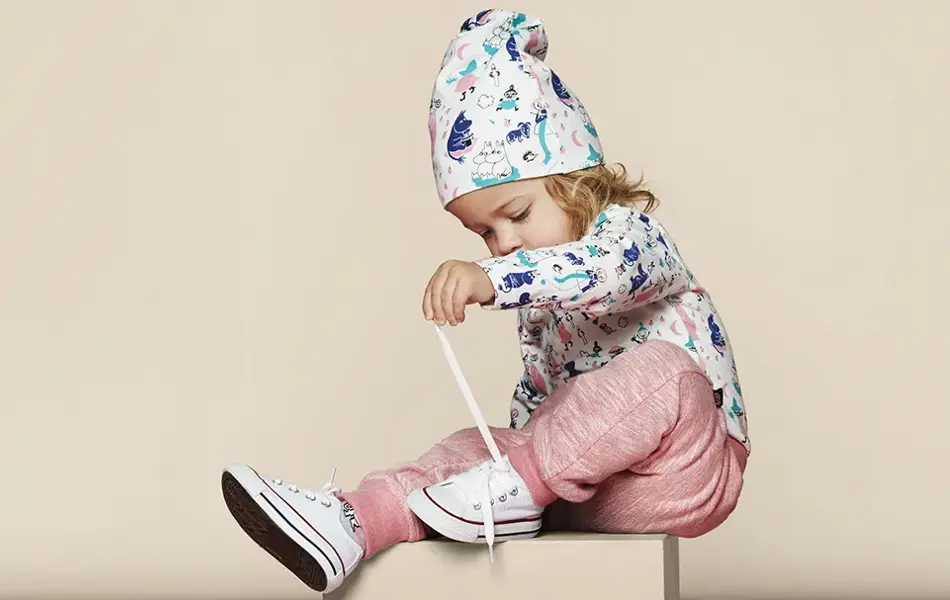 Jente sitter på en kasse