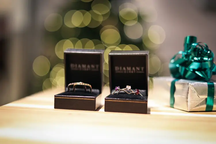 Skinnende gaver er en sikker vinner under juletreet.