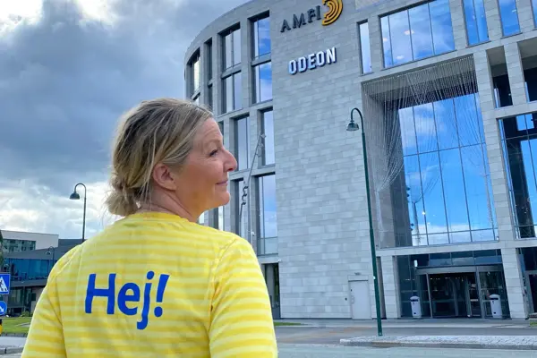 Ikea ansett kledd i gult med teksten "Hej!"