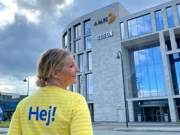 Ikea ansett kledd i gult med teksten "Hej!"