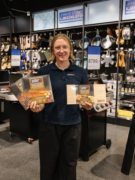 dame holder utstyr til grillen