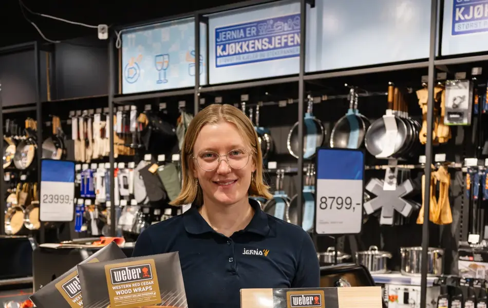 dame holder utstyr til grillen