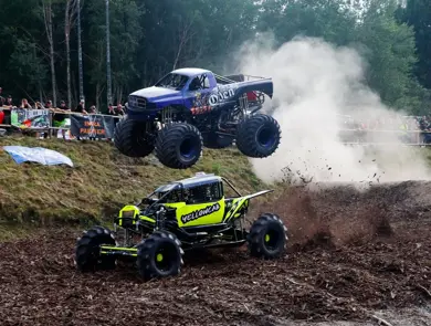 bild av två monstertrucks