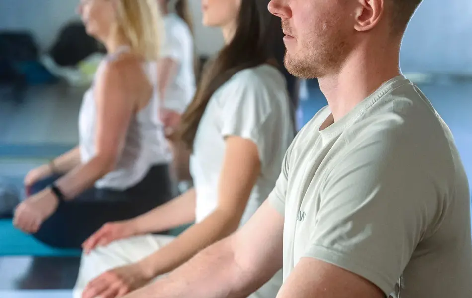 Personer som utfører Yoga