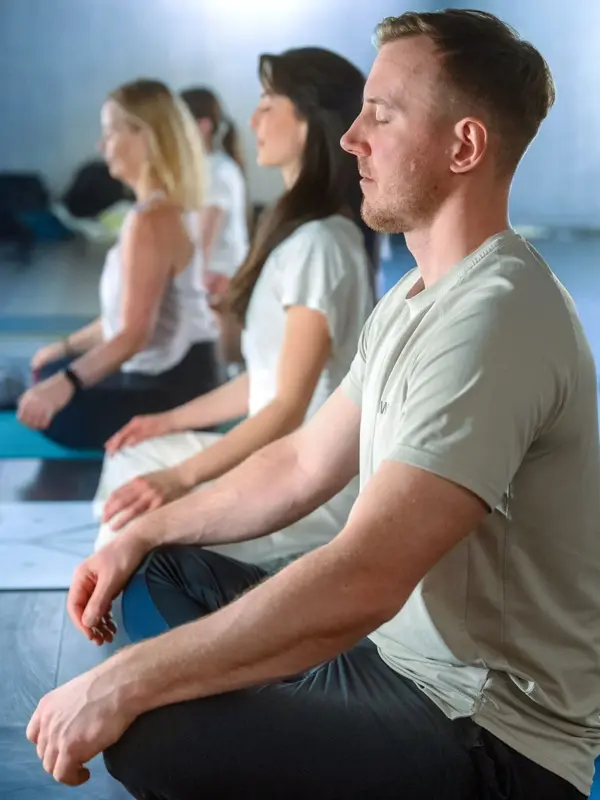 Personer som utfører Yoga