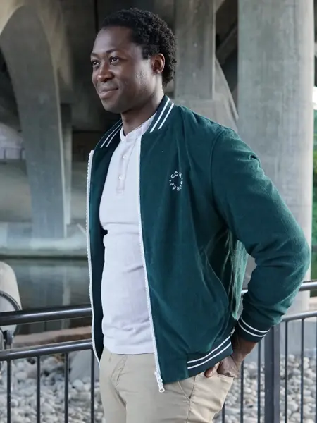 Man med grønn varsity jakke