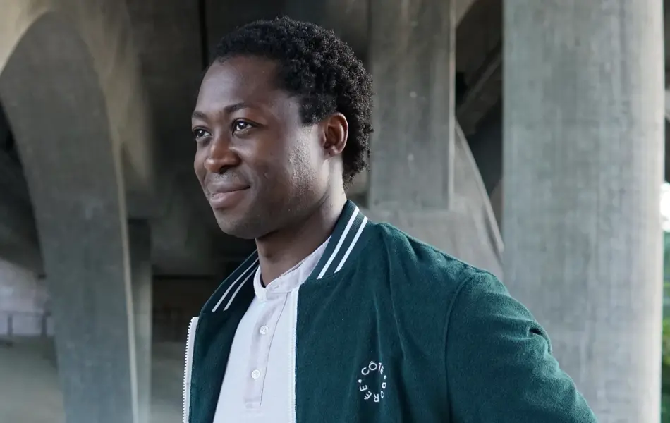 Man med grønn varsity jakke