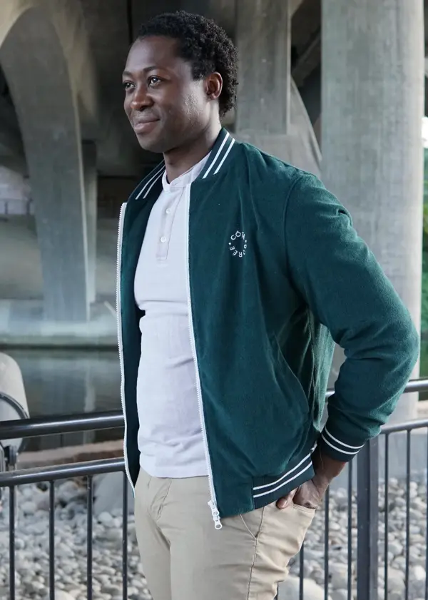 Man med grønn varsity jakke