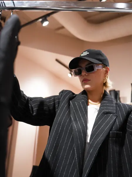 Dame med blazer og caps