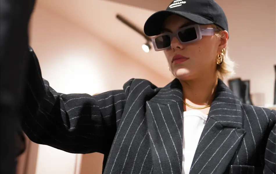 Dame med blazer og caps