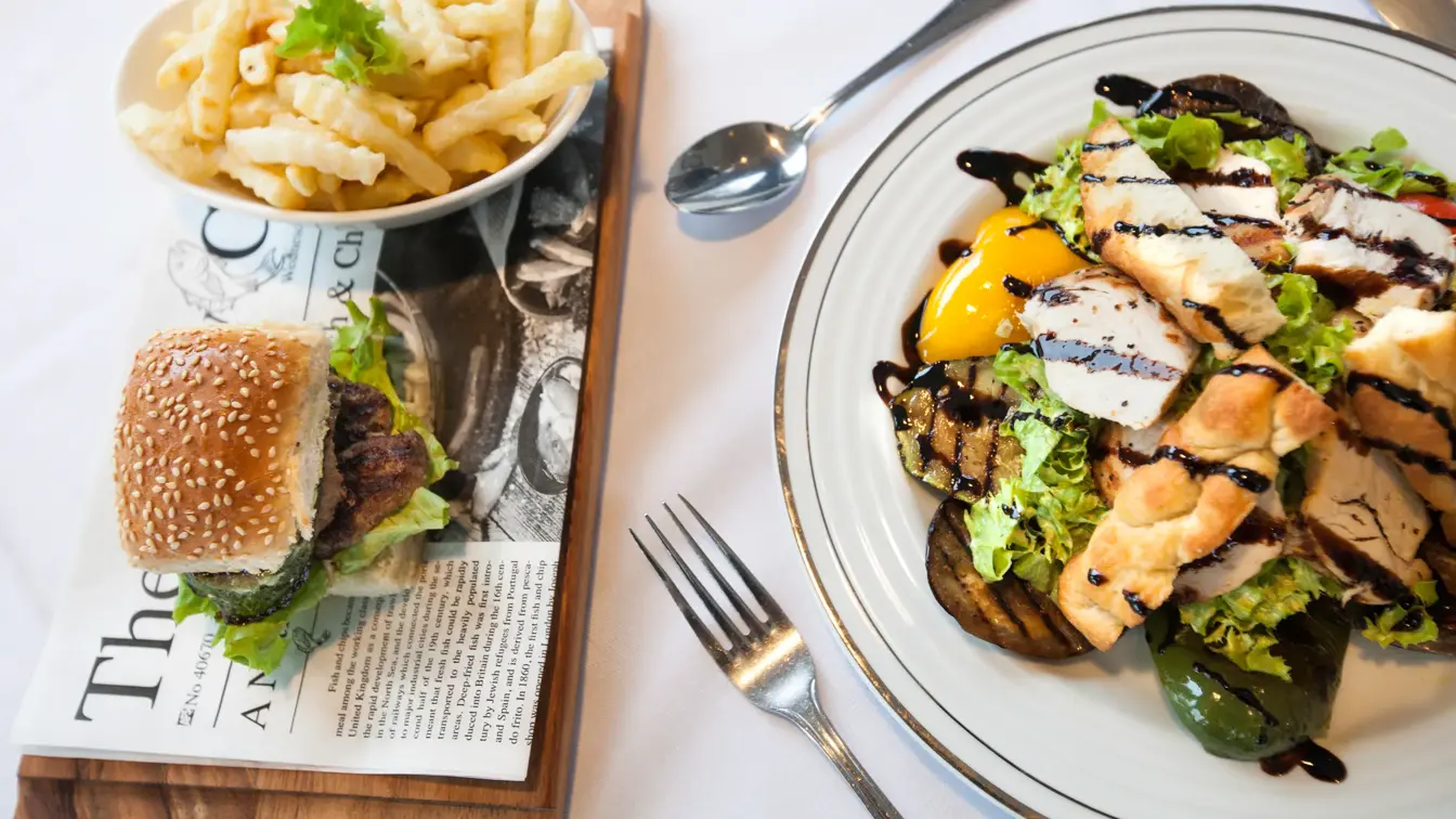 Sallat og hamburger med pommes på Thon Hotel Måløy
