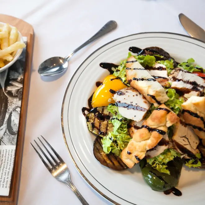 Sallat og hamburger med pommes på Thon Hotel Måløy