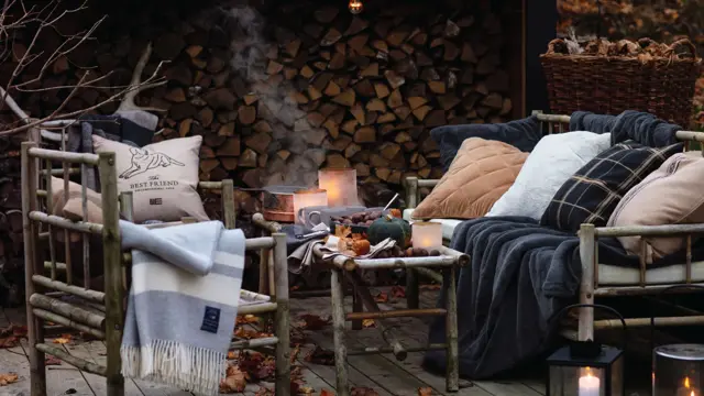 Utestoler og sofa dekket med pledd og puter