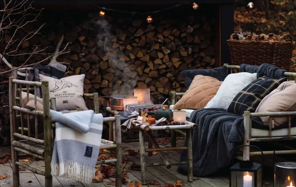 Utestoler og sofa dekket med pledd og puter