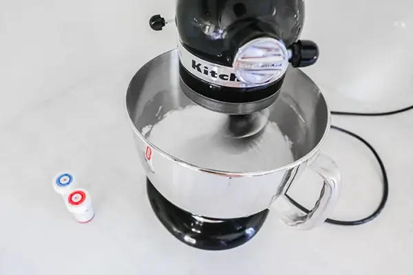 Kjøkkenmaskin som visper marengs