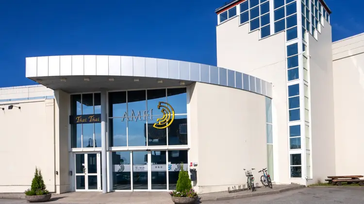 Fasade, inngang, parkeringsplass