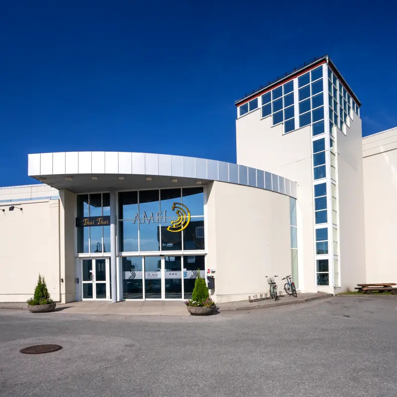 Fasade, inngang, parkeringsplass