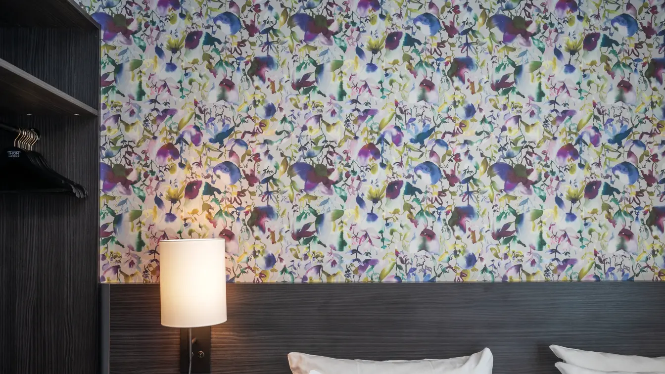 Tapetvegg, sengegavl, lampe, skap