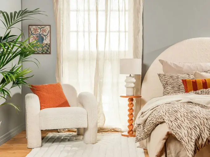 Seng med pledd, dyner og puter