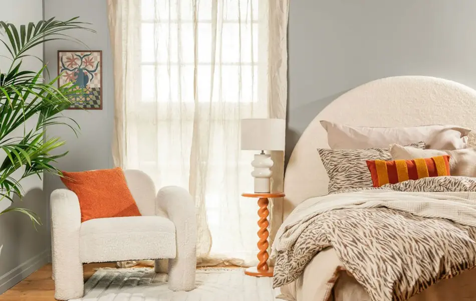 Seng med pledd, dyner og puter