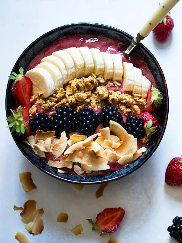 Rosa smoothie bowl med frukt og granola