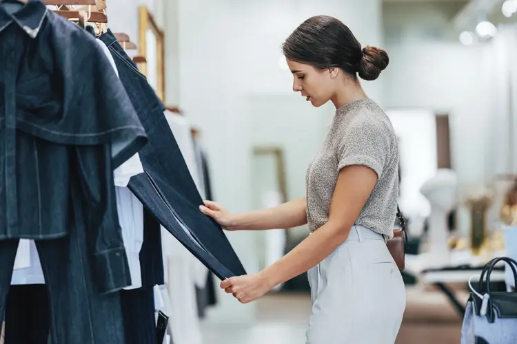 Hva er miljøvennlige tekstiler? Og hva kan du gjøre for å ta vare på klærne dine så de holder lenger? Vi hjelper deg med gode råd og tips.