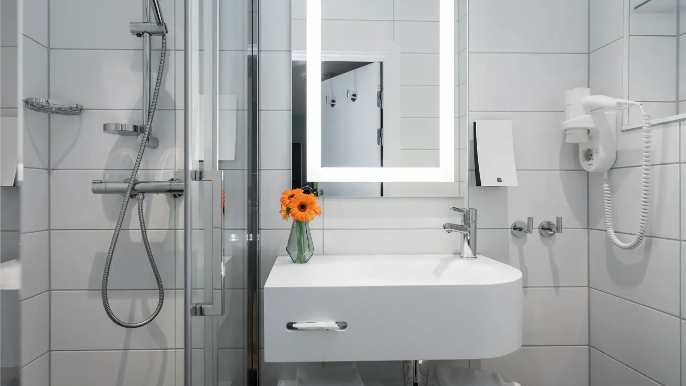Dusj, vask og speil på Thon hotel Terminus i Oslo sentrum nær Jernbanetorget