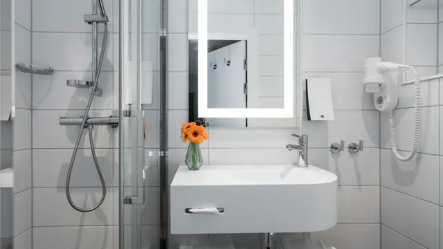 Dusj, vask og speil på Thon hotel Terminus i Oslo sentrum nær Jernbanetorget