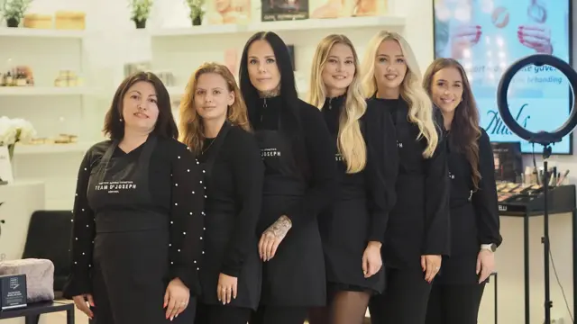 Teamet på Auds Hudpleie avbildet sammen i salongen