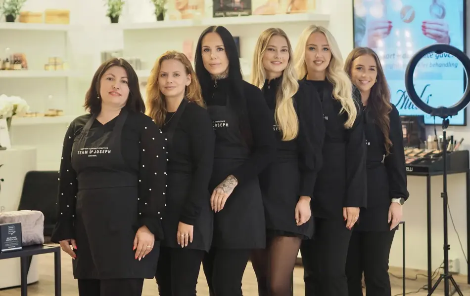 Teamet på Auds Hudpleie avbildet sammen i salongen