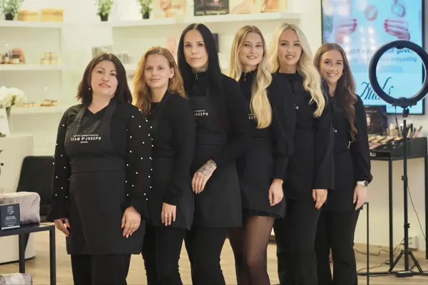 Teamet på Auds Hudpleie avbildet sammen i salongen
