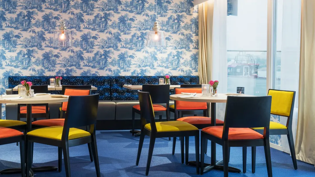 Bord og stoler i frokostsalen på Thon Hotel Tønsberg Brygge