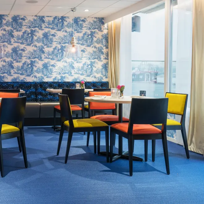 Bord og stoler i frokostsalen på Thon Hotel Tønsberg Brygge