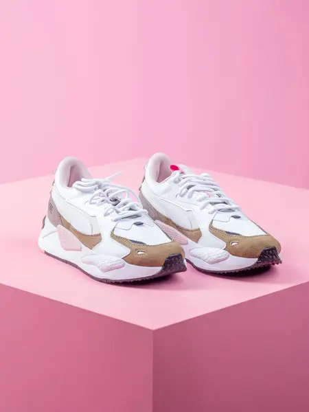 Sko på gul bakgrunn