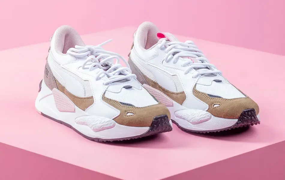 Sko på gul bakgrunn