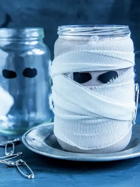 Syltetøyglass dekorert som spøkelse