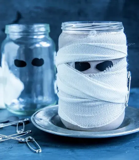 Syltetøyglass dekorert som spøkelse