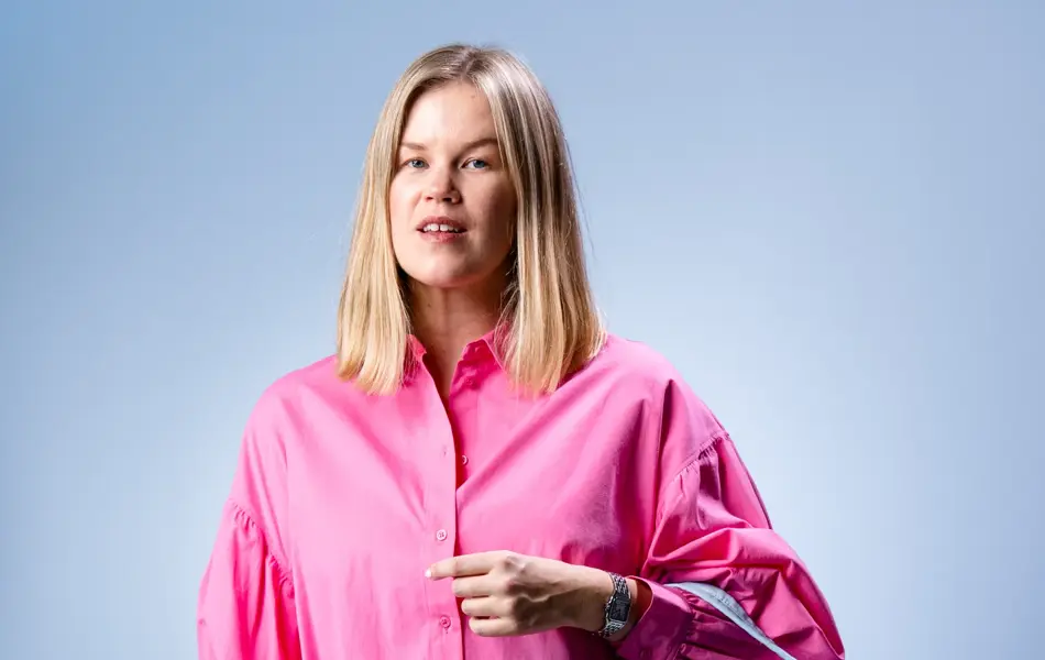 Vårens trender vist av en jente med halvlangt lyst hår og en jente med mørkt langt hår. Beige trenchcoat, kanll rosa skjorter og kjoler og bluser med puffermer