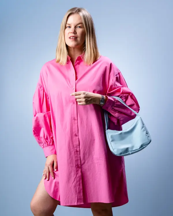 Vårens trender vist av en jente med halvlangt lyst hår og en jente med mørkt langt hår. Beige trenchcoat, kanll rosa skjorter og kjoler og bluser med puffermer
